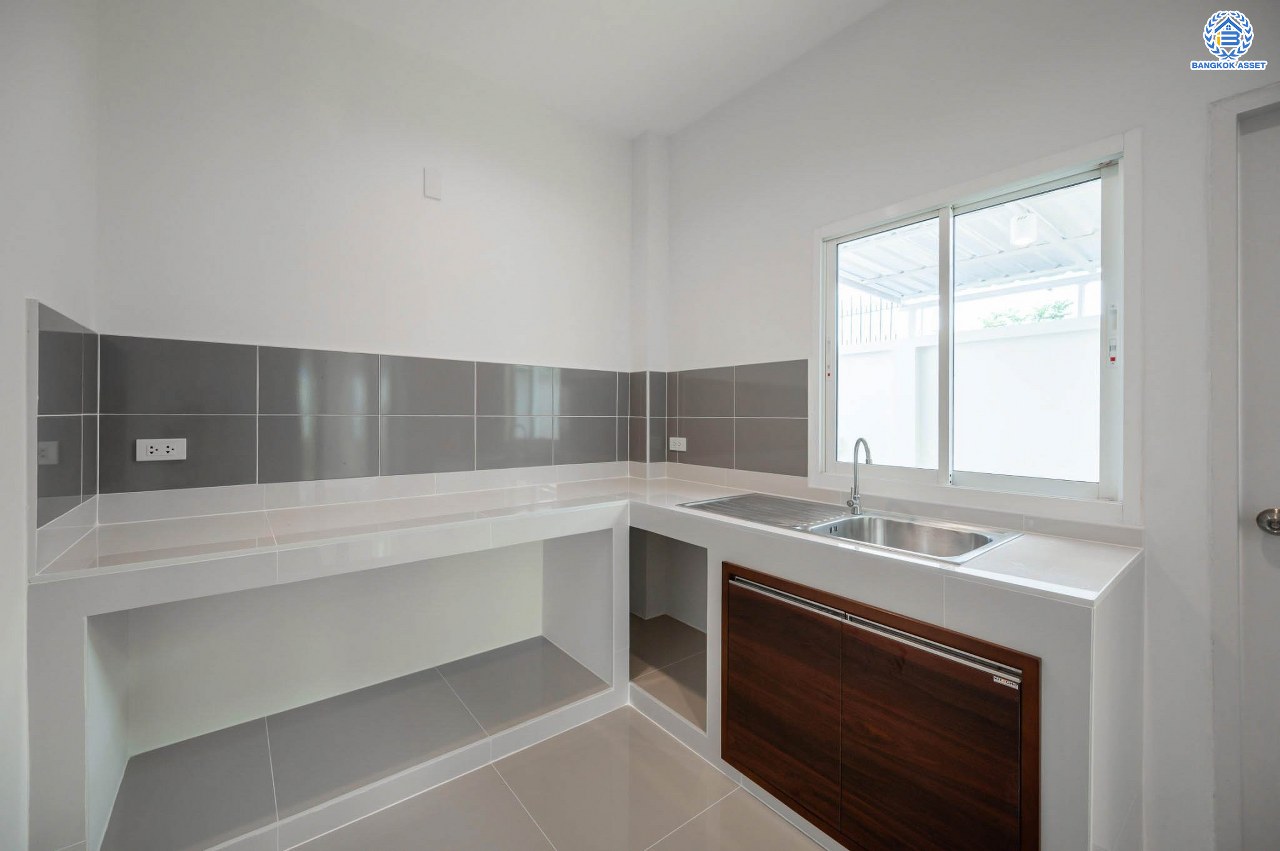 บ้านมือสองตกแต่งใหม่ โครงการ บ้านอาภา2 ปิ่นเกล้า-สวนผัก เนื้อที่ 57 ตร.ว. พื้นที่ใช้สอย 165.6 ตร.ม. ฟังก์ชัน 3 ห้องนอน 3 ห้องน้ำ จอดรถได้ 2 คัน บนทำเลเดินทางสะดวก เชื่อมต่อหลายเส้นทาง อาทิถนนกาญจนาภิเษก, ถนนนครอินทร์, ถนนราชพฤกษ์  ใกล้รถไฟฟ้าสายสีแดง "สถานีบางบำหรุ"